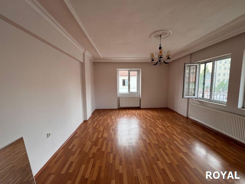 ROYAL'DEN BELEDİYE KARŞISINDA ARAKAT 160 m² LİK HER YERE YAKIN !