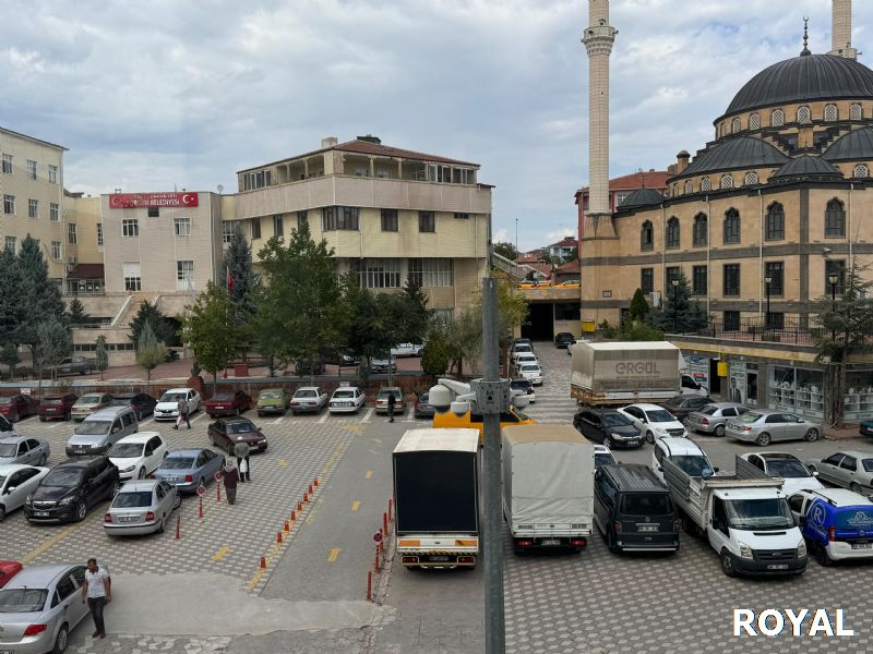 ROYAL'DEN BELEDİYE KARŞISINDA ARAKAT 160 m² LİK HER YERE YAKIN !