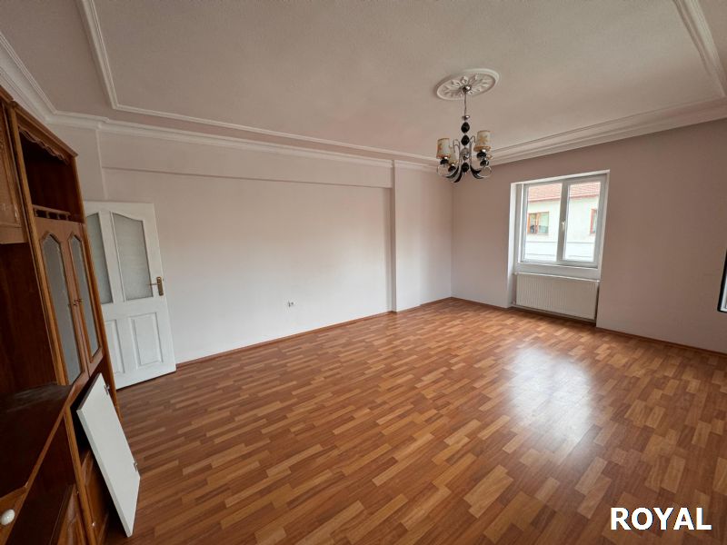 ROYAL'DEN BELEDİYE KARŞISINDA ARAKAT 160 m² LİK HER YERE YAKIN !