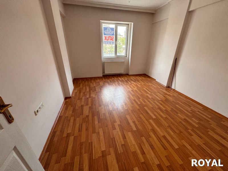 ROYAL'DEN BELEDİYE KARŞISINDA ARAKAT 160 m² LİK HER YERE YAKIN !